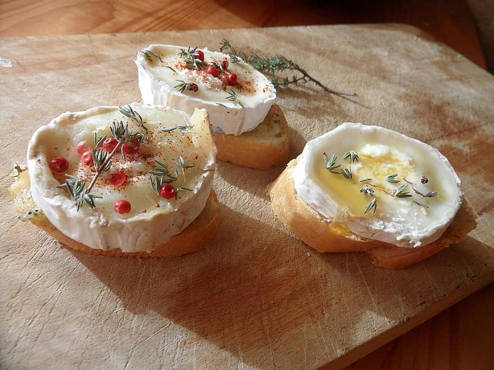 5 canapés con queso de cabra con los que triunfarás siempre