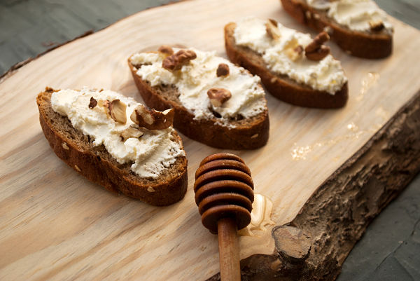 Tosta con queso de cabra, bacon, nueces y miel