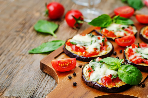 Tosta de queso de cabra con jamón y berenjena